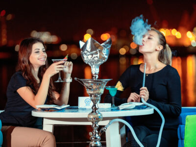 E-Shisha in Gesellschaft rauchen