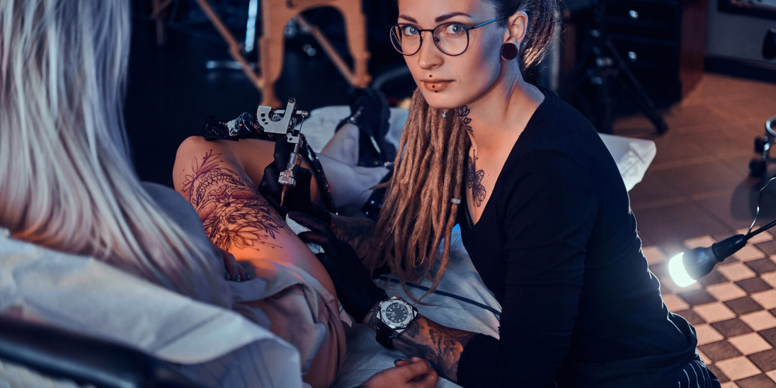 Frauen mit Tattoos Charakter: Was tätowierte Frauen verraten