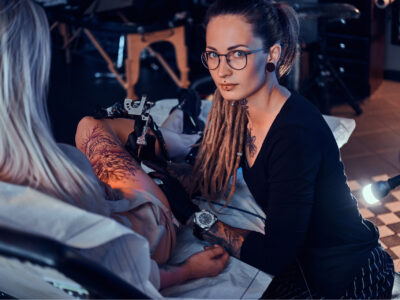 Frauen mit Tattoos Charakter: Was tätowierte Frauen verraten