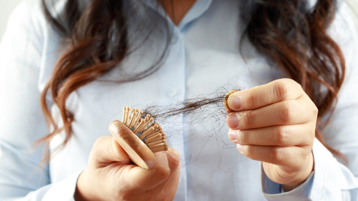 Haarausfall bei Frauen: Ursachen, Behandlungen und Tipps
