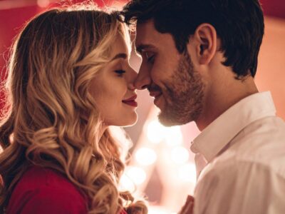 Love Bombing oder verliebt Die Grenze zwischen Romantik und Manipulation