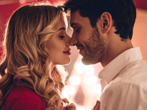 Love Bombing oder verliebt Die Grenze zwischen Romantik und Manipulation